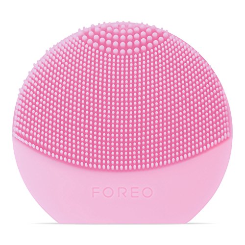 THE MOST TRAVEL-FRIENDLY FACIAL CLEANSING BRUSH